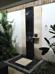 tir na nog bathroom.jpeg Gili Trawangan